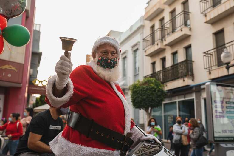 Imagen de Papá Noel en un vehículo por las calles de Telde 